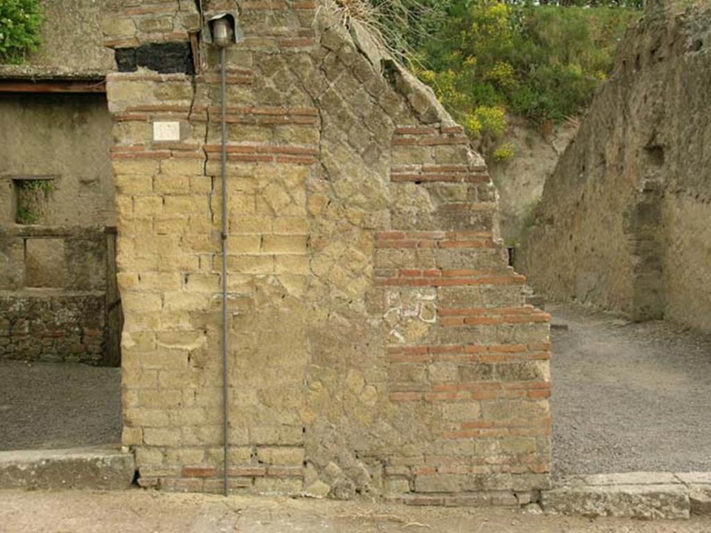 Ins Or II, 15, Herculaneum. June 2005. Exterior facade on south side of entrance doorway, with Ins.Or.II,14, on right.
Photo courtesy of Nicolas Monteix.